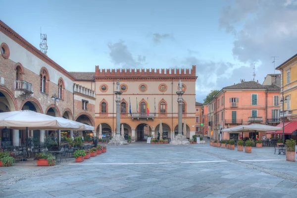 Ravenna, İtalya, 1 Eylül 2021: İtalya 'nın Ravenna kentindeki Piazza del Popolo' da belediye binasının gün doğumu manzarası.