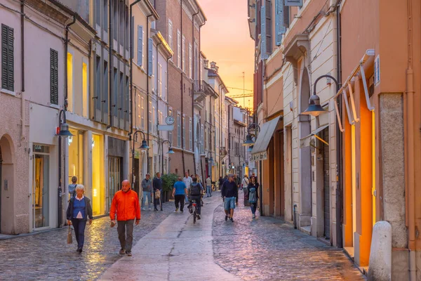 Ravenna, İtalya, 31 Ağustos 2021: İtalyan kenti Ravenna 'nın merkezindeki ticari cadde.