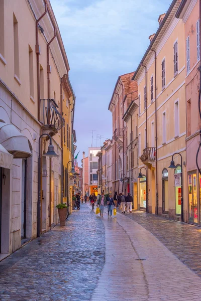 Ravenna, İtalya, 31 Ağustos 2021: İtalyan kenti Ravenna 'nın merkezindeki ticari cadde.