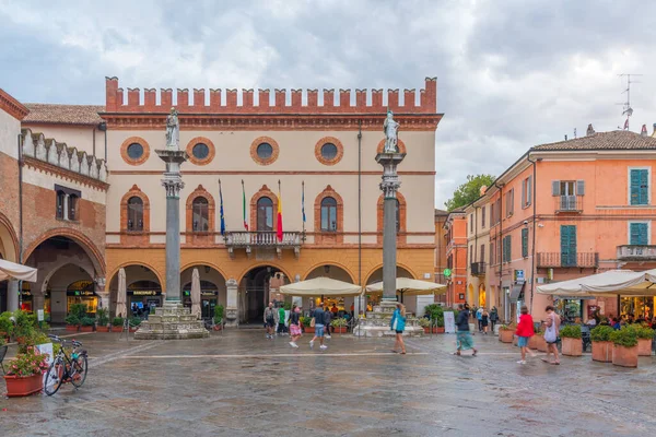 Ravenna, İtalya, 31 Ağustos 2021: İtalyan kenti Ravenna 'daki Piazza del Popolo' da belediye binası.