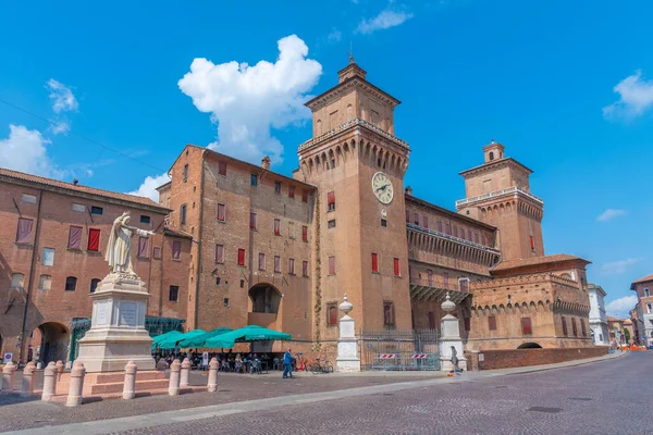 Ferrara, İtalya, 31 Ağustos 2021: İtalyan kenti Ferrara 'da Castello Estense.