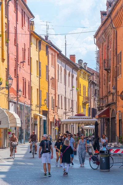 Ferrara, İtalya, 31 Ağustos 2021: İtalyan kenti Ferrara 'nın ticaret merkezinde sokak.