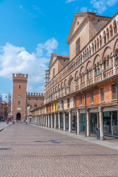Ferrara, İtalya, 31 Ağustos 2021: Corso Porta Reno İtalyan kenti Ferrara 'da.