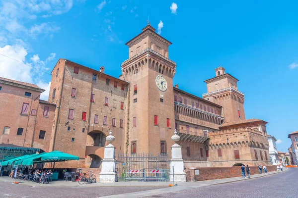 Ferrara, İtalya, 31 Ağustos 2021: İtalyan kenti Ferrara 'da Castello Estense.