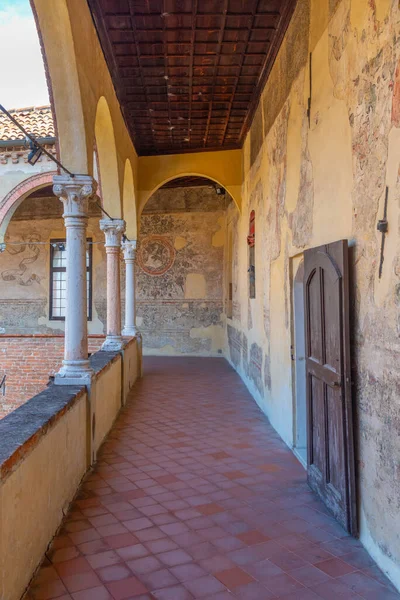 Ferrara, İtalya, 31 Ağustos 2021: İtalyan kenti Ferrara 'da Casa Romei' nin duvarında freskler.