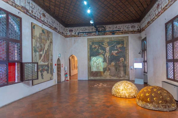 Ferrara, İtalya, 31 Ağustos 2021: İtalyan kenti Ferrara 'da Casa Romei' nin içindeki oda.