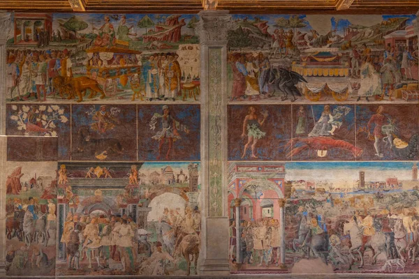 Ferrara, İtalya, 31 Ağustos 2021: İtalyan kenti Ferrara 'daki Pinacoteca Nazionale' nin içinde Salone dei Mesi.