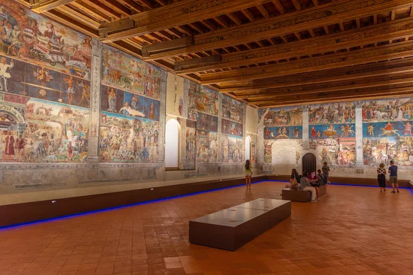 Ferrara, İtalya, 31 Ağustos 2021: İtalyan kenti Ferrara 'daki Pinacoteca Nazionale' nin içinde Salone dei Mesi.