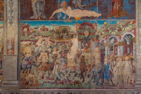 Ferrara, İtalya, 31 Ağustos 2021: İtalyan kenti Ferrara 'daki Pinacoteca Nazionale' nin içinde Salone dei Mesi.