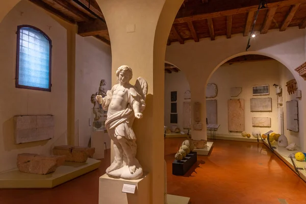 Ferrara, İtalya, 31 Ağustos 2021: İtalyan kenti Ferrara 'daki Casa Romei' de Roma eserleri.