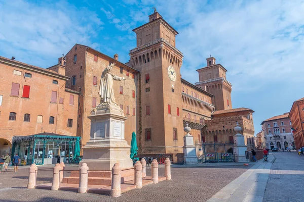 Ferrara, İtalya, 31 Ağustos 2021: İtalyan kenti Ferrara 'da Castello Estense.