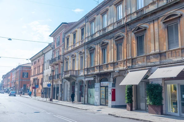 Ferrara, İtalya, 31 Ağustos 2021: İtalyan kenti Ferrara 'nın ticaret merkezinde sokak.