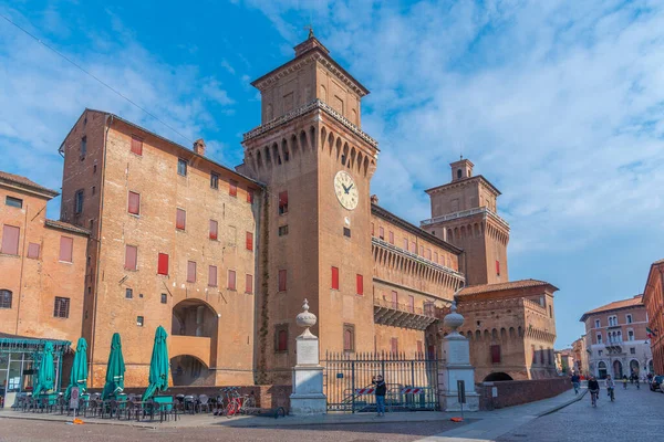 Ferrara, İtalya, 31 Ağustos 2021: İtalyan kenti Ferrara 'da Castello Estense.