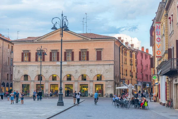 Ferrara, İtalya, 30 Ağustos 2021: İtalyan kenti Ferrara 'daki Piazza Trento ve Triste' nin günbatımı manzarası.
