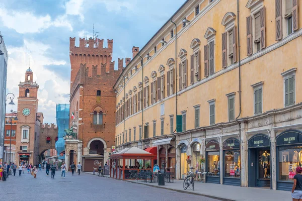 Ferrara, İtalya, 30 Ağustos 2021: Corso Porta Reno İtalyan kenti Ferrara 'da.