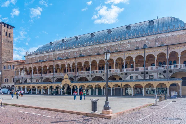 Padua, İtalya, 30 Ağustos 2021: İtalyan şehri Padua 'da Palazzo della Ragione.