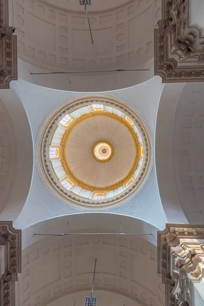 Padua, İtalya, 30 Ağustos 2021: İtalyan kasabası Padua 'daki katedralin içi.