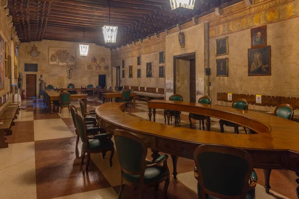 Padua, İtalya, 30 Ağustos 2021: İtalya 'daki Palazzo Bo' da Padua Üniversitesi Odası.