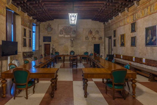 Padua, İtalya, 30 Ağustos 2021: İtalya 'daki Palazzo Bo' da Padua Üniversitesi Odası.