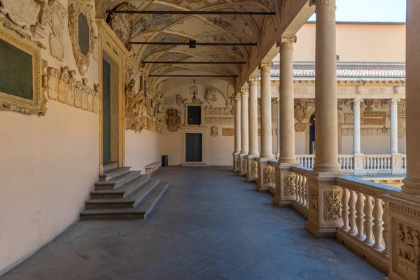 Padua, İtalya, 30 Ağustos 2021: İtalya 'daki Palazzo Bo' da Padua Üniversitesi atari salonu.