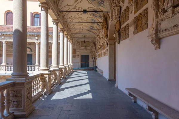 Padua, İtalya, 30 Ağustos 2021: İtalya 'daki Palazzo Bo' da Padua Üniversitesi atari salonu.