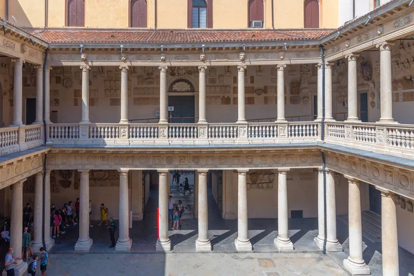 Padua, İtalya, 30 Ağustos 2021: İtalyan şehri Padua 'da Palazzo Bo' nun avlusu.