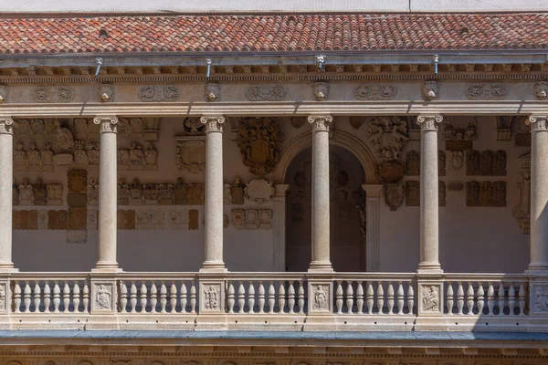 Padua, İtalya, 30 Ağustos 2021: İtalya 'daki Palazzo Bo' da Padua Üniversitesi atari salonu.