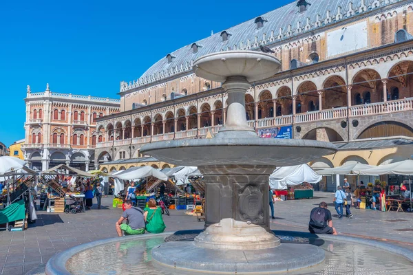 Padua, İtalya, 30 Ağustos 2021: İtalyan Padua kasabasında Piazza delle Erbe Meydanı.