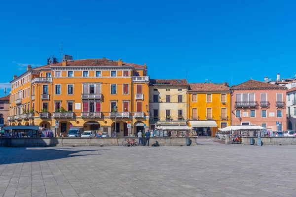 Padua, İtalya, 30 Ağustos 2021: İtalyan kasabası Padua 'daki Piazza del Santo' da renkli evler.