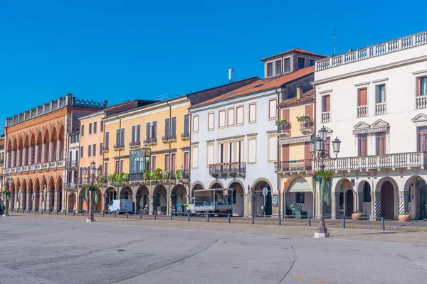 Padua, İtalya, 30 Ağustos 2021: İtalyan kenti Padua 'daki Piazza Prato della Valle' de renkli evler.