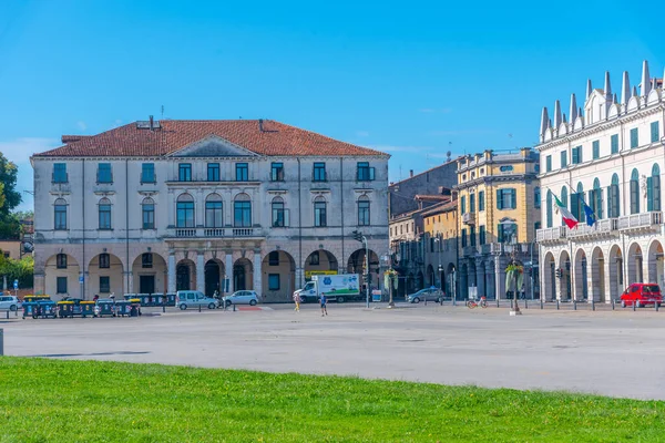 Padua, İtalya, 30 Ağustos 2021: İtalyan kenti Padua 'daki Piazza Prato della Valle' de renkli evler.
