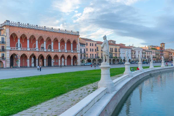 Padua, İtalya, 29 Ağustos 2021: İtalya 'nın Padua kentindeki Piazza Prato della Valle' de Loggia Amulea üzerinde gün batımı.