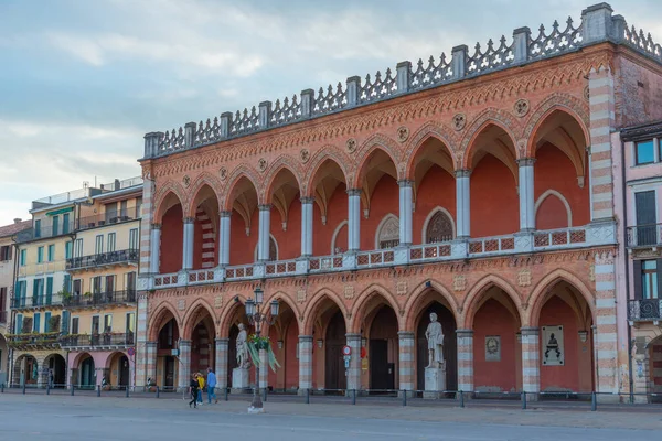 Padua, İtalya, 29 Ağustos 2021: İtalya 'nın Padua kentindeki Piazza Prato della Valle' de Loggia Amulea üzerinde gün batımı.
