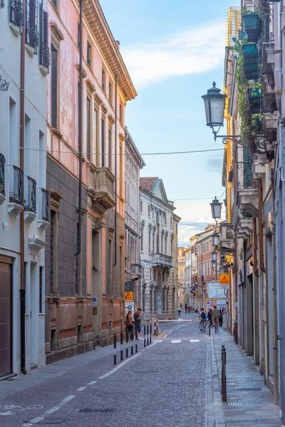 Padua, İtalya, 29 Ağustos 2021: İtalyan Padua kentinin ticaret merkezinde.