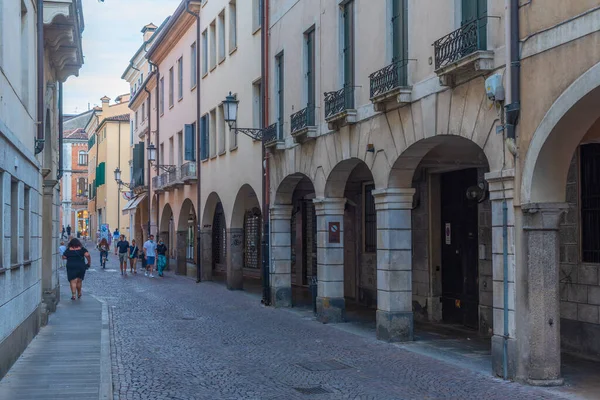 パドヴァ イタリア 2021年8月29日 イタリアの町パドヴァの商業中心地の通り — ストック写真