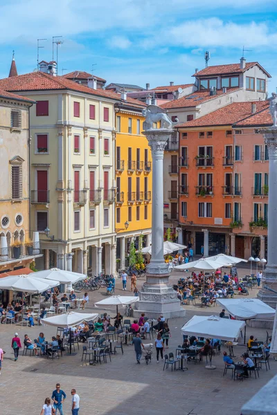 Vicenza, İtalya, 29 Ağustos 2021: İtalyan kasabası Vicenza 'nın merkezindeki Venedik sütunları.