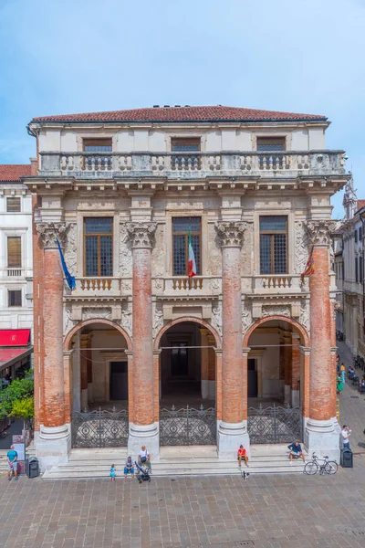 Vicenza, İtalya, 29 Ağustos 2021: İtalyan Vicenza kasabasındaki Piazza dei Signori meydanında tarihi evler.