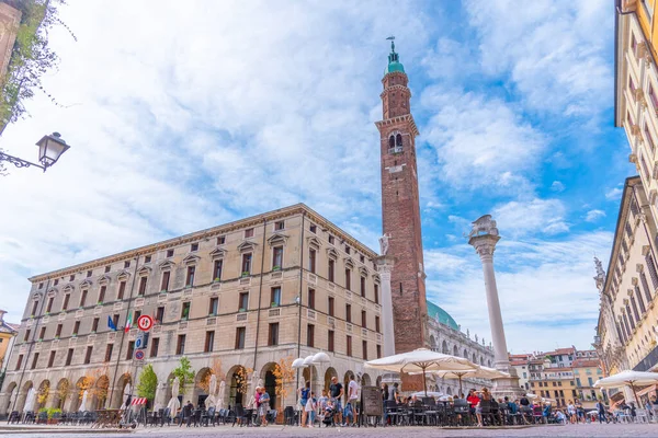 Vicenza, İtalya, 29 Ağustos 2021: İtalya 'nın Vicenza kentindeki Piazza dei Signori meydanında Basilica Palladiana.