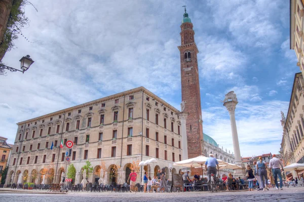 Vicenza, İtalya, 29 Ağustos 2021: İtalya 'nın Vicenza kentindeki Piazza dei Signori meydanında Basilica Palladiana.
