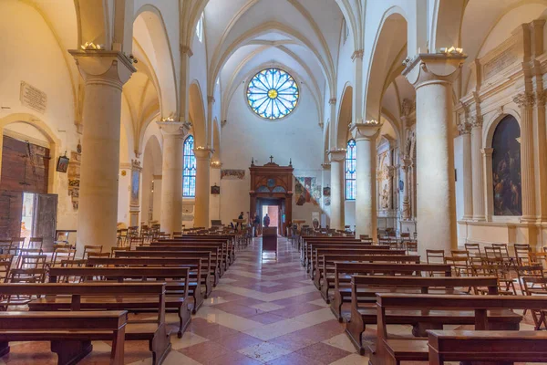 Vicenza, İtalya, 29 Ağustos 2021: İtalya 'nın Vicenza kentindeki Santa Maria Annunciata Katedralinin İçi.