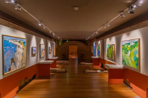 Vicenza, İtalya, 29 Ağustos 2021: İtalyan kenti Vicenza 'daki Palazzo Chiericati' nin içindeki odalar.