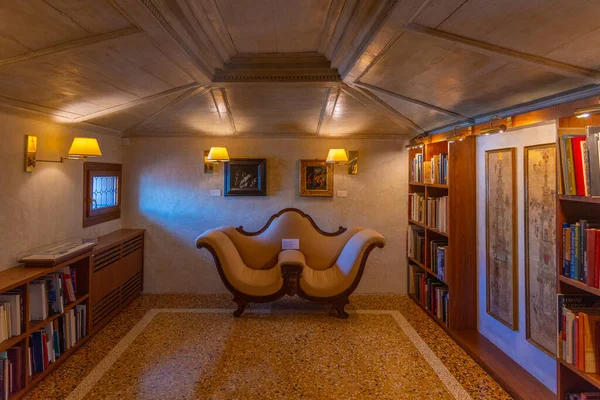 Vicenza, İtalya, 29 Ağustos 2021: İtalyan kenti Vicenza 'daki Palazzo Chiericati' nin içindeki odalar.