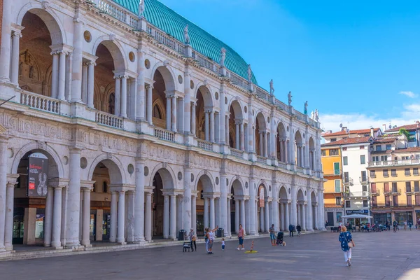 Vicenza, İtalya, 29 Ağustos 2021: İtalya 'nın Vicenza kentindeki Piazza dei Signori meydanında Basilica Palladiana.