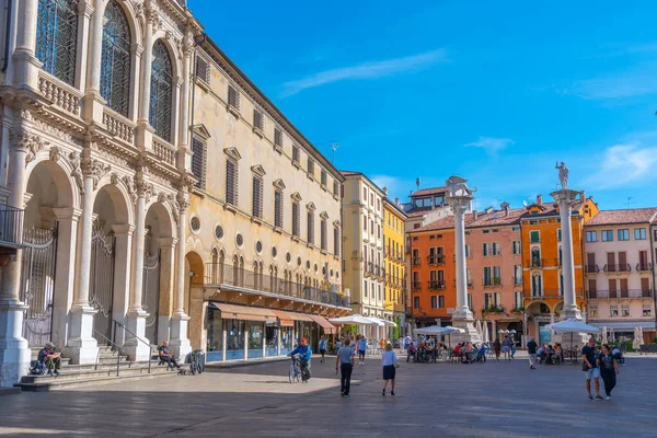 Vicenza, İtalya, 29 Ağustos 2021: İtalyan kasabası Vicenza 'nın merkezindeki Venedik sütunları.