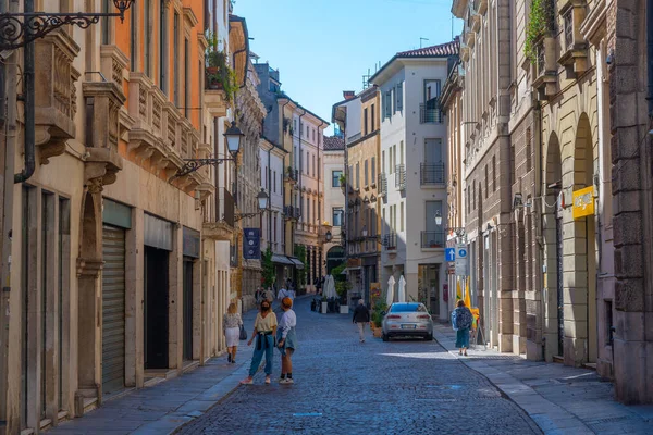 Vicenza, İtalya, 29 Ağustos 2021: İtalya 'nın Vicenza kentindeki tarihi evler.