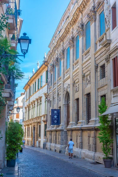 Vicenza, İtalya, 29 Ağustos 2021: Palazzo Valmarana Braga İtalyan kenti Vicenza 'da.