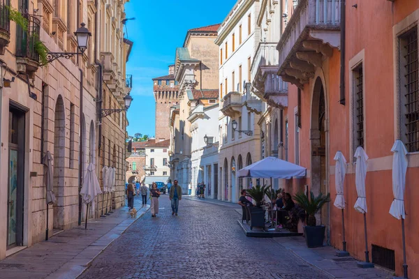 Vicenza, İtalya, 29 Ağustos 2021: İtalya 'nın Vicenza kentindeki tarihi evler.