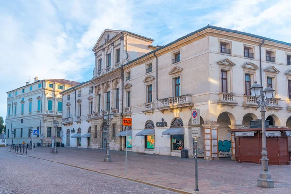 Vicenza, İtalya, 29 Ağustos 2021: Piazza de Castello İtalyan kenti Vicenza.