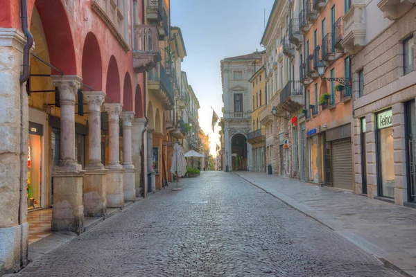 Vicenza, İtalya, 29 Ağustos 2021: İtalya 'nın Vicenza kentindeki tarihi evler.