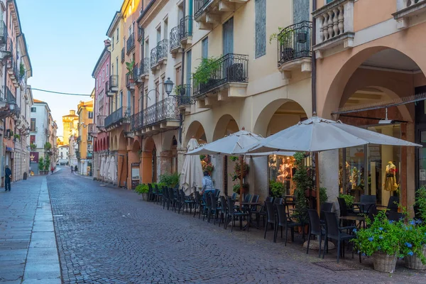 Vicenza, İtalya, 29 Ağustos 2021: İtalya 'nın Vicenza kentindeki tarihi evler.